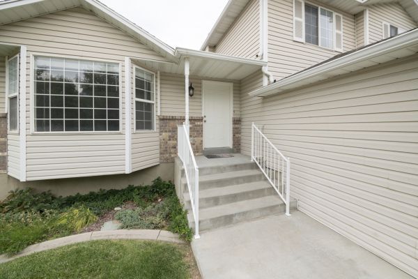 Cost of White Vinyl Siding Replacement in Raleigh